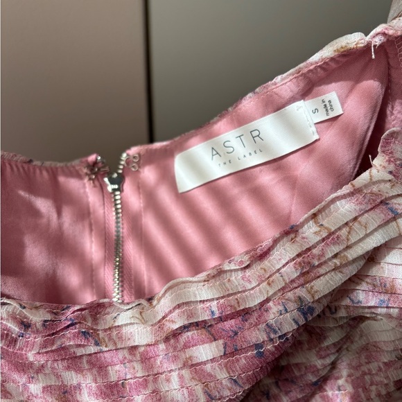 ASTR
SAVITA ABSTRACT PRINT RUCHED CUTOUT TOP Size Small - Picture 5 of 8